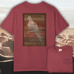 Camisa Lonesome Dove con el logotipo de Creek Cattle Company en el pecho delantero y Barnwood Dove en la espalda, ideal como regalo de Navidad o cumpleaños para un fanático de las películas Western Cowboy.