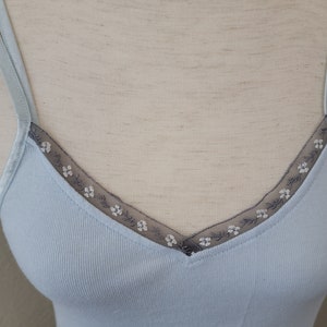 Mycket sällsynt vintage Cherokee Brand Icy Blue stickad chemise med spetskant från 1990-talet bild 2