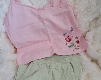 Very Rare Vintage 1990s Studio de Valerie Steven&#39;s Conjunto de pijama con diseño floral y mariposa no coincidente y pantalón recortado