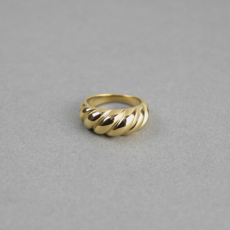 18ct Gold Croissant Style Ring