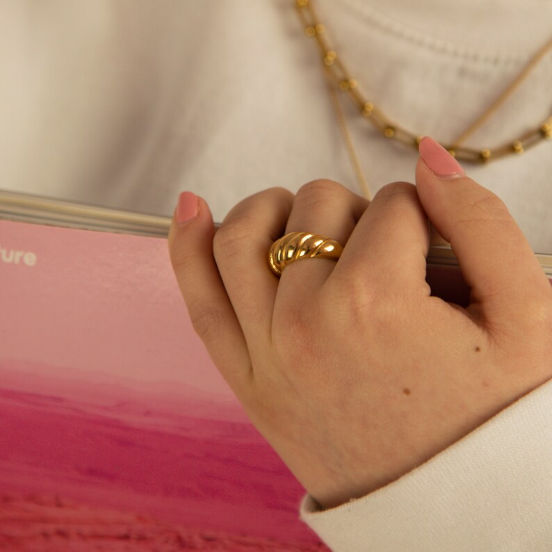 18ct Gold Croissant Style Ring