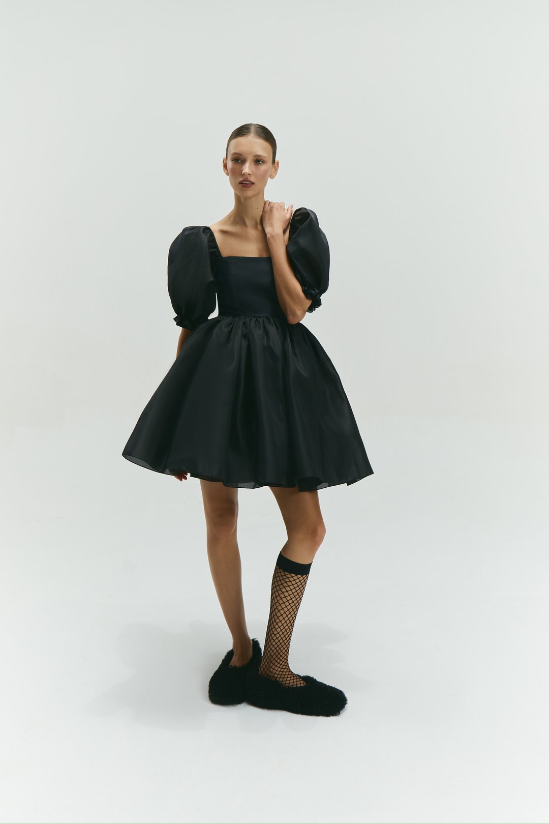 Vestido de organza negro Bertha: mangas abullonadas, corte ajustable  México