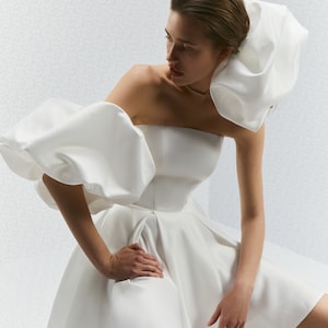 Mini robe de mariée en satin avec manches bouffantes amovibles
