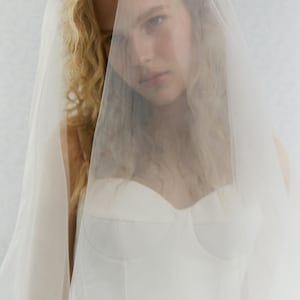 Nori Minimalist tulle veil with a high tender bow