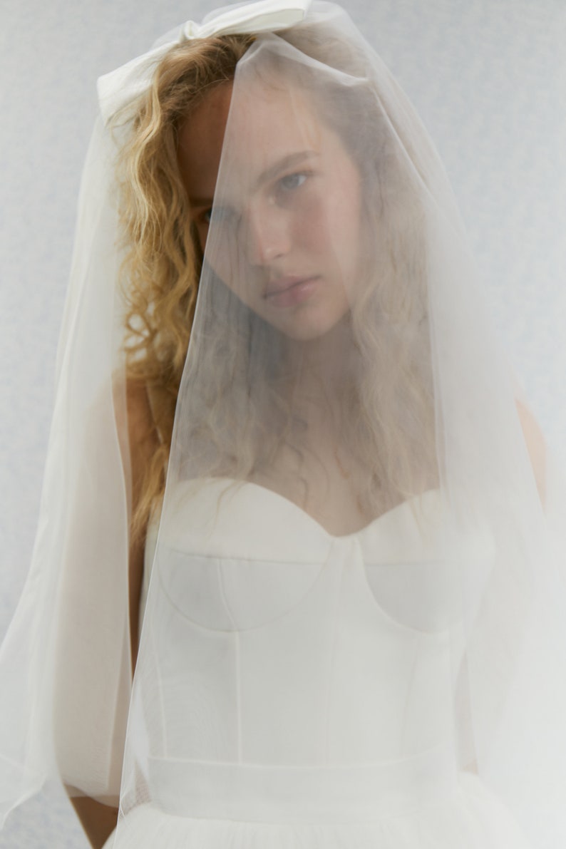 Nori Minimalist tulle veil with a high tender bow image 1