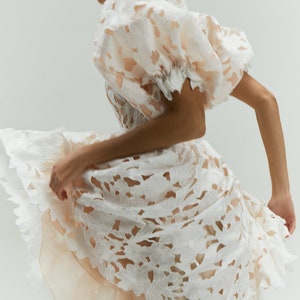 Kurzes Hochzeitskleid Evelyn: Organza mit floraler Spitze, Schnürmieder