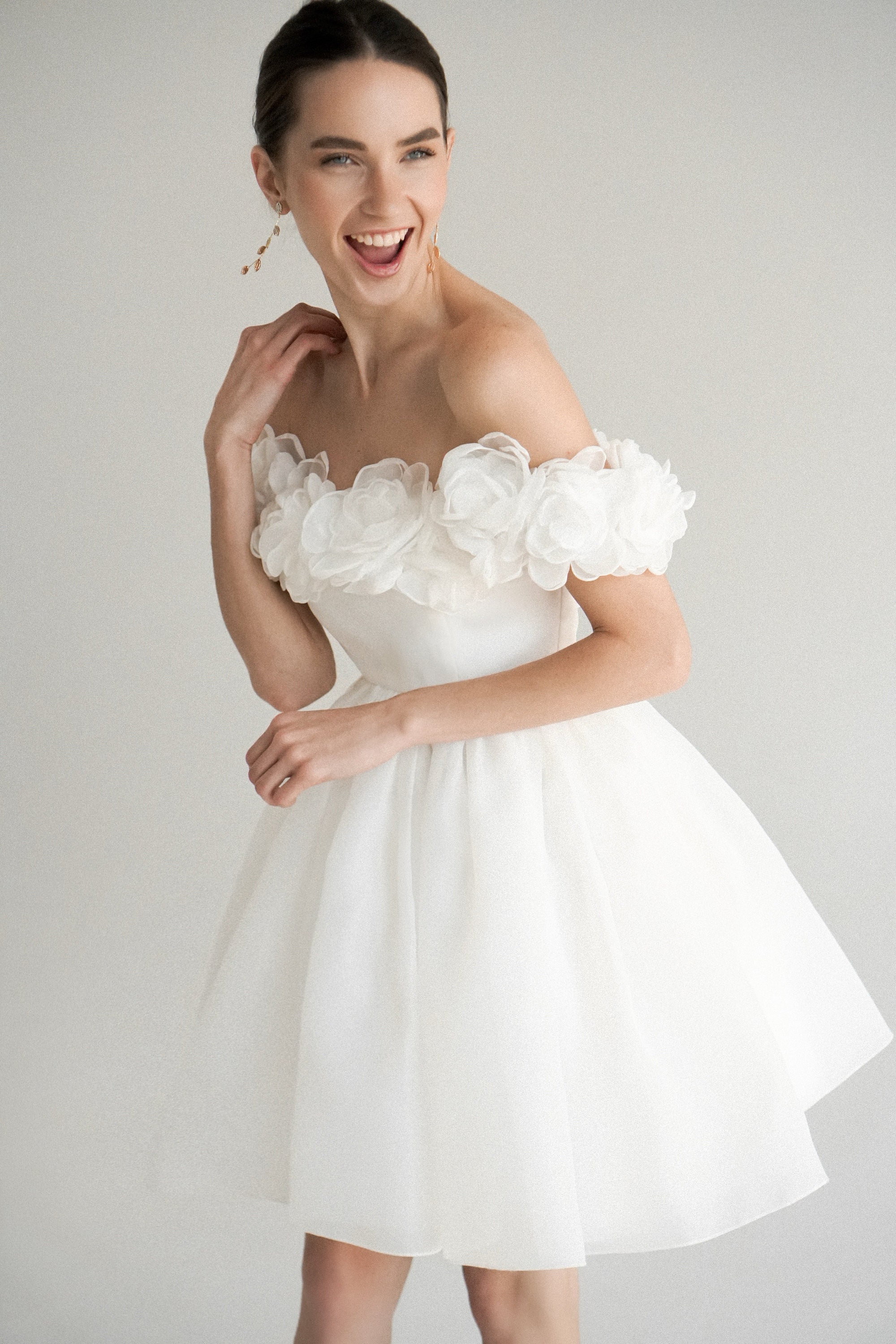 Vestido de noiva curto: flores 3D feitas à mão, saia bufante de organza