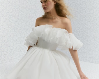 Organza Mini Brautkleid mit Rüschen: Trägerloses Elopement Kleid