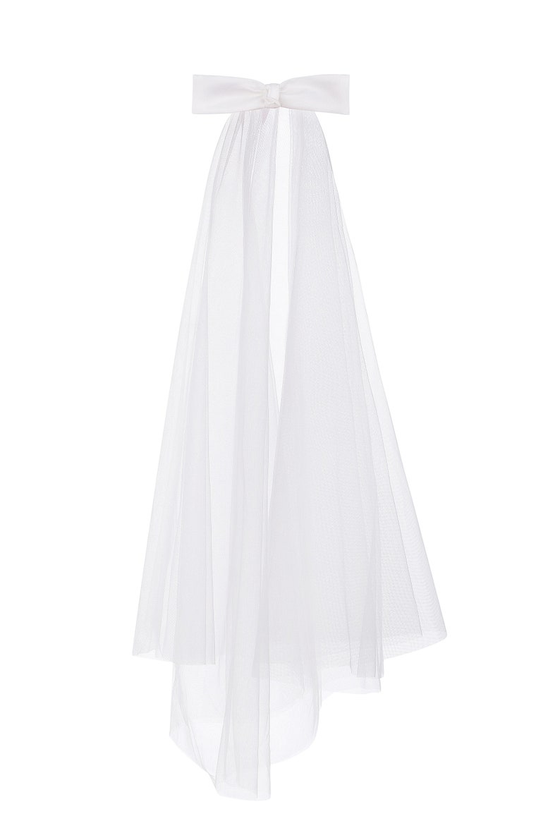 Nori Minimalist tulle veil with a high tender bow image 7