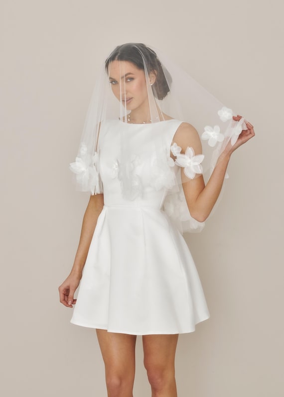 3D Flower Wedding Veil: Ivory Tulle, Pearl Detail - Etsy Israel display picture 3