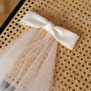 Nori Minimalist tulle veil with a high tender bow image 3