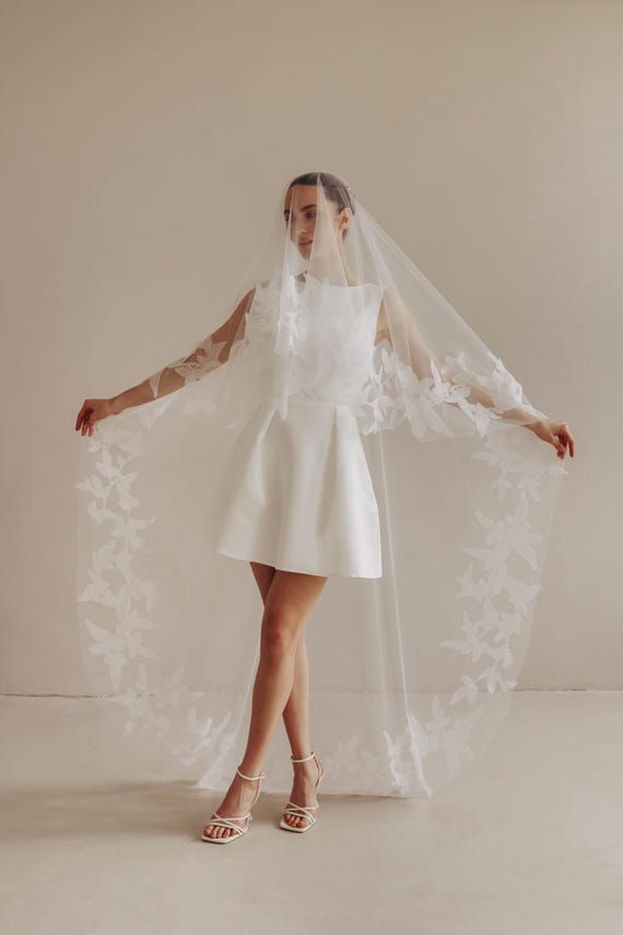 Vintage Ivory Lace Wedding Veil Rosemari: Handmade Cathedral  display picture 3