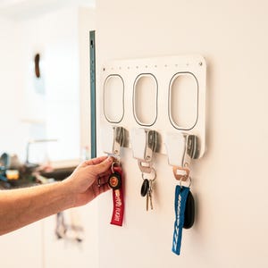 Seatbelt Key Holder – Airplane Key Rack – Aviation Wall Organizer – Pilot Gift – Aircraft Home Decor – Aviation Key Hooks Aluminum