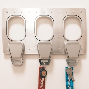 Aviation Flair: Handcrafted Aircraft Key Holder image 3