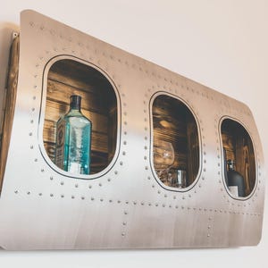 Flugzeug Fenster Wandregal – Aviation Wandbar handmade – Flugzeugmöbel Regal – Geschenk für Piloten & Luftfahrtfans – Aluminium Wandbar
