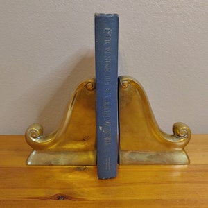 Queen Victoria Lytton Strachey, 1921 Harcourt, Brace, and Co., blue hardcover, no dust jacket, vintage biography