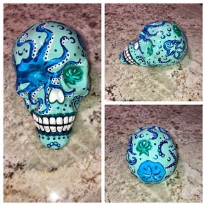 Calavera de azúcar náutica única, calavera de criatura marina para hogares costeros, calavera de azúcar del Día de Muertos pintada a mano con diseño oceánico, arte de pulpo