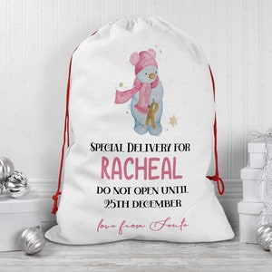 パーソナライズされたピンクの雪だるまのクリスマスサック - パーソナライズされたサンタサック - テディベアのギフトバッグ - パーソナライズされたクリスマスのおもちゃのサック - 特別配達