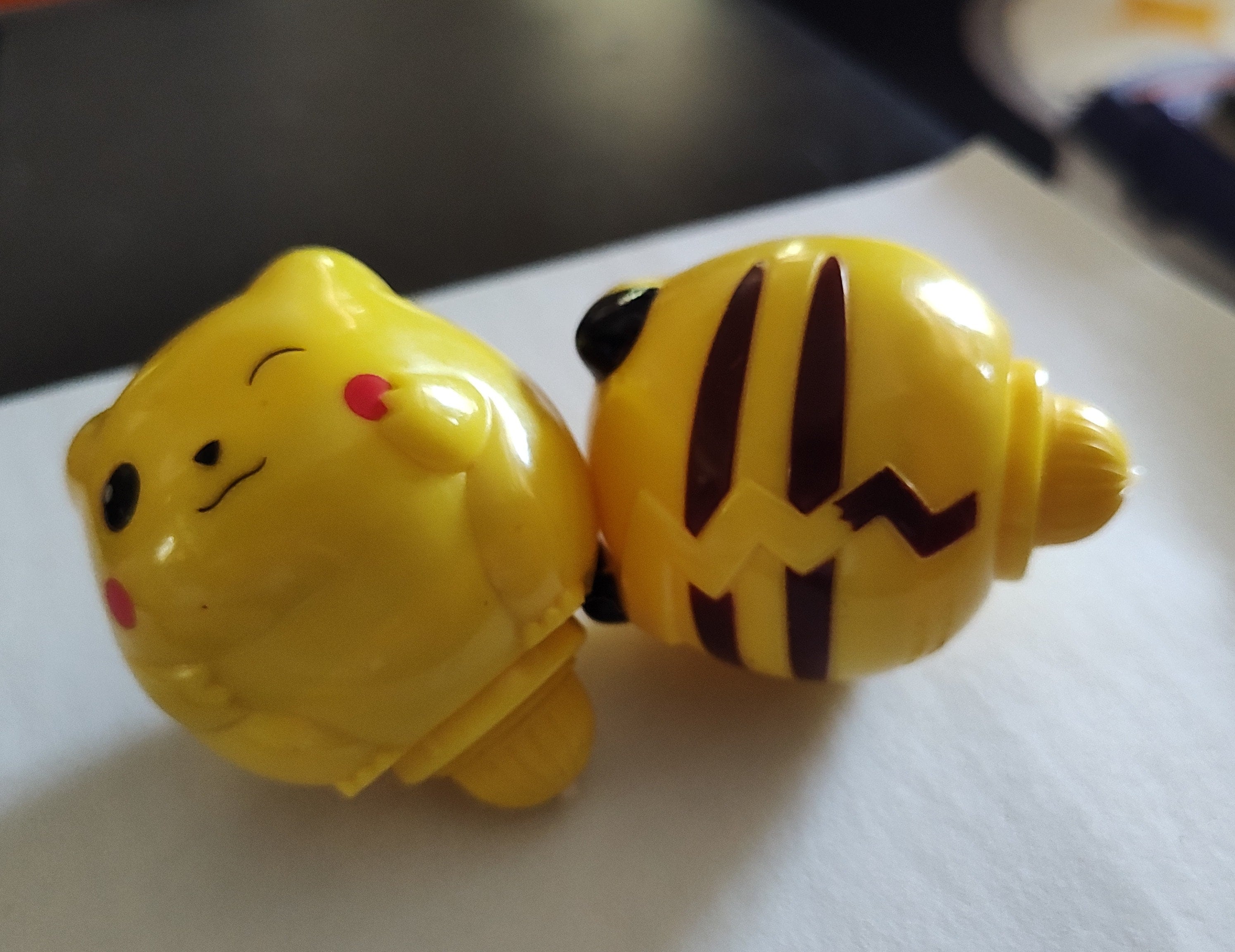 Vintage 2000 Pikachu Pokemon spinning top Kellog's promo Lot of  Free shipping in the continental United