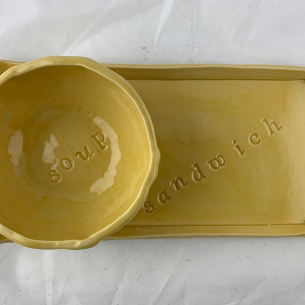 Suppen- und Sandwich-Kombination, gestempelt mit Text, verbunden als ein Stück. Teller 10,5"x 15,5" x.5 groß. Schale 15 cm quer, 5 cm hoch. Gelb.