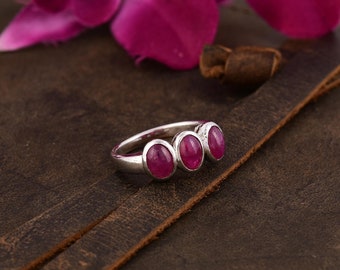 Anillo de plata con rubí cabujón: diseño minimalista y delicado