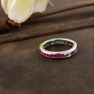 Aliança Eternity em Prata com Esmeralda, Rubi, Safira e Diamante