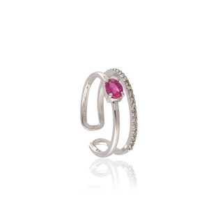 Peut inclure: Un ear cuff argenté orné d'un rubis ovale vif. Le bijou présente un design à double bande, dont l'une est sertie de petits pierres précieuses claires. Le bijou est présenté sur fond blanc.