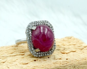Anillo de plata de ley con rubí cabujón y topacio blanco - Piedra de nacimiento de julio
