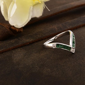 Natural Emerald & Real Diamond V Shape Silver Ring, Blue Sapphire Diamond Band, Victory Band, Christmas Gifts, V Design Ring, Emerald Band