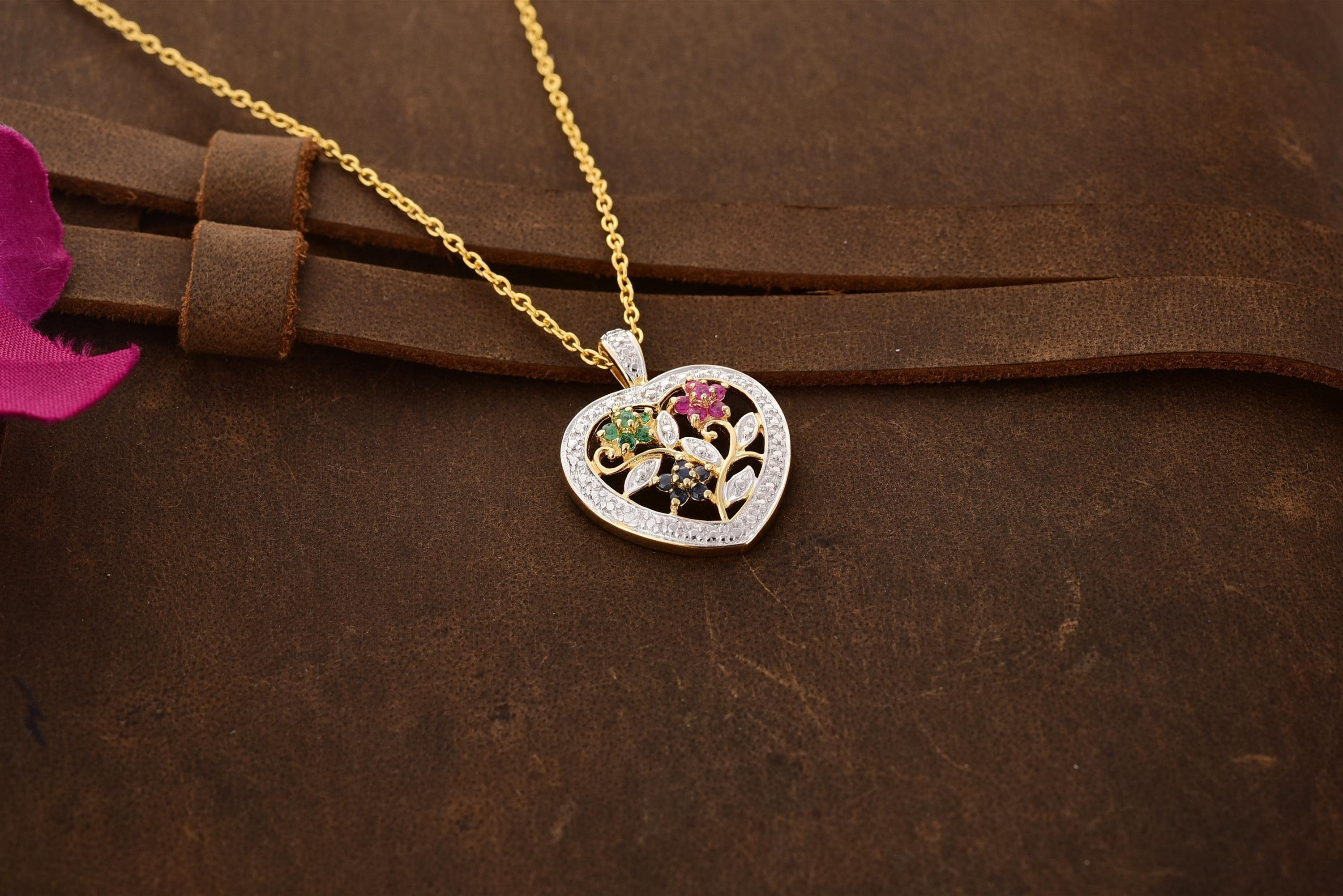 ルビー、サファイア、エメラルドのハートペンダントネックレス