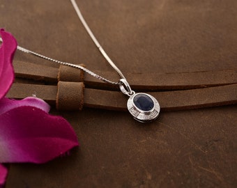 Collana In Oro Bianco 18k Con Zaffiro Blu Taglio A Goccia E Contorno Di Diamanti Ref Ccon2876bbz 3984 Collana In Oro Bianco 18k Con Zaffiro Blu Taglio A Goccia E Contorno Di Diamanti Ref Ccon2876bbz 3984