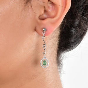 Natuurlijke echte Zambiaanse smaragd en echte kristallen bezaaid zilveren oorbellen | Groene edelsteen ophangingen voor haar| Echte Emerald Silver Hangings