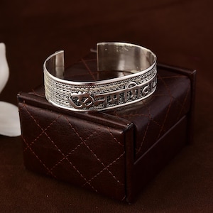 Pulseira de prata maciça esculpida Om Nama Shiva, pulseira ajustável de prata Om, pulseira de prata para homens e mulheres, pulseira de prata curativa