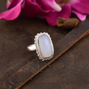 Anillo de plata de ley con ágata blanca: joyería vintage con un toque llamativo