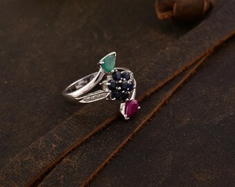Anillo floral de plata con zafiro, rubí, esmeralda y diamantes