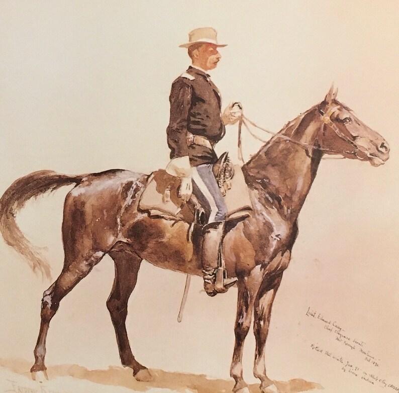 Puede incluir: Una pintura al agua de un hombre con uniforme militar montando un caballo marr&oacute;n. El hombre lleva un sombrero y sujeta las riendas. El caballo est&aacute; de pie con las patas delanteras ligeramente levantadas. La pintura est&aacute; titulada "Fort Leavenworth, 1 de junio de 1898. Remonta de la Guerra Civil. No. 178."