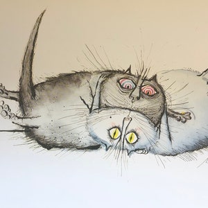 Puede incluir: Un dibujo a tinta negra y blanca de dos gatos, uno encima del otro, con rasgos exagerados. El gato de arriba tiene los ojos muy abiertos y la boca ligeramente abierta. El gato de abajo tiene los ojos cerrados y la boca cerrada. El dibujo está firmado por el artista.