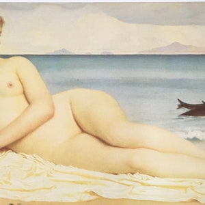 Op de afbeelding: Een naakte vrouw ligt op een wit laken op een zandstrand. De vrouw kijkt naar rechts van de afbeelding. De zee is achter haar, en drie donkere dolfijnen zwemmen in het water.
