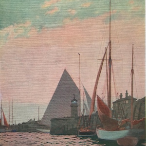 Puede incluir: Una pintura que representa una escena de puerto con veleros atracados en un muelle. El cielo es de un rosa y azul suave, y el agua es de un azul tranquilo. Hay un gran edificio oscuro en el fondo, y un faro es visible a la izquierda del edificio.