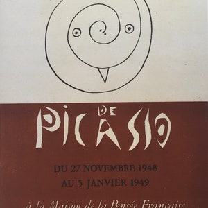Może przedstawiać: Plakat vintage na wystawę Picassa, z napisem "POTERIES DE PICASSO" w kolorze białym na brązowym tle. Plakat zawiera daty, lokalizację i stylizowany spiralny wzór z oczami i dziobem.