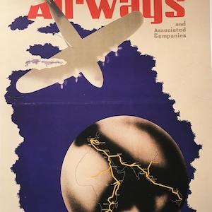Może przedstawiać: Winietkowy plakat podróżny reklamujący Imperial Airways i powiązane firmy. Plakat przedstawia srebrny samolot lecący nad niebieską i fioletową kulą ziemską z żółtą mapą trasy. Tekst głosi "Imperial Airways i powiązane firmy obsługują najdłuższą trasę lotniczą na świecie."