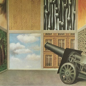 Pode incluir: Uma pintura surrealista que retrata um canhão em uma sala com várias janelas. As janelas mostram diferentes cenas, incluindo uma floresta, um céu nublado, um prédio da cidade e uma parede com padrões. O canhão está em primeiro plano, apontando para o prédio da cidade.