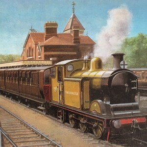 Puede incluir: Ilustración vintage de un tren de vapor "Freshwater" tirando de vagones de pasajeros en una estación. El tren es negro y dorado, con una columna de humo blanco. La estación es de ladrillo con un tejado a dos aguas.