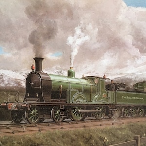 Può includere: Dipinto di una locomotiva a vapore verde, con dettagli neri, che emette fumo bianco e la scritta "The Highland Railway" sul lato. Il treno è sui binari, con uno sfondo di montagne innevate e un cielo nuvoloso.