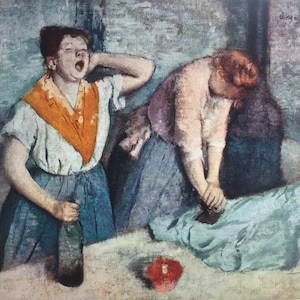 Op de afbeelding: Een schilderij van twee vrouwen, een geeuwt en de ander strijkt. De vrouw die strijkt draagt een roze blouse en een blauwe rok. De vrouw die geeuwt draagt een wit shirt met een oranje sjaal en een blauwe rok. Het schilderij is in een kamer met een houten tafel en een blauwe muur.