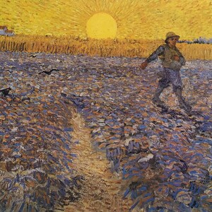 Può includere: Un dipinto che raffigura una figura solitaria che cammina attraverso un campo di fiori viola verso un sole al tramonto. Il cielo è di un giallo brillante e il sole è un grande cerchio arancione. La figura indossa un cappello e un lungo cappotto. Il campo è pieno di piccoli fiori viola.
