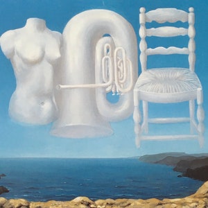 Può includere: Un dipinto surrealista che raffigura un torso in gesso bianco, una tuba bianca e una sedia in legno bianca che galleggiano nel cielo sopra un oceano blu e una costa rocciosa.