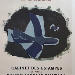 Könnte beinhalten: Ein schwarz-weißes Plakat, das eine Ausstellung von grafischen Arbeiten von Georges Braque bewirbt. Das Plakat zeigt einen schwarzen Kreis mit einem blauen und weißen abstrakten Design. Der Text auf dem Plakat lautet: "C. Braque, Œuvre Graphique, Cabinet des Estampes, Estampes, Galerie Nicolas Rauch S.A., Livres Illustres, Genève, 5 Promenade du Pin, 2 Place du Port, Du II Septembre au 12 Octobre 1958."