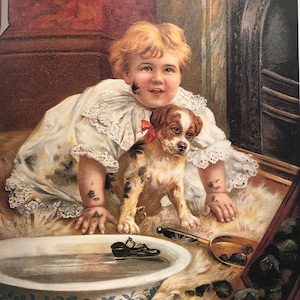 Puede incluir: Un anuncio vintage de jabón Pears con un niño pequeño y un cachorro. El niño lleva un vestido blanco con encaje y tiene manchas de tierra en la cara y los brazos. El cachorro es marrón y blanco y está sentado junto al niño. El anuncio también presenta un tazón de agua, una barra de jabón y el texto "Pears" en letras grandes en la parte superior.