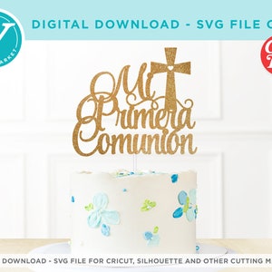 Pode incluir: Topper de bolo de glitter dourado com uma cruz e o texto "Mi Primera Comunión".